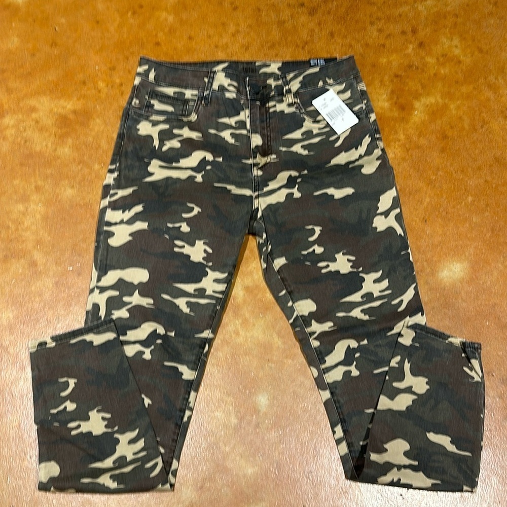 Nwt Kut From the Kloth Camo Ankle skinny. Size 6. Waist flat 15.5”. Rise 10.5”
